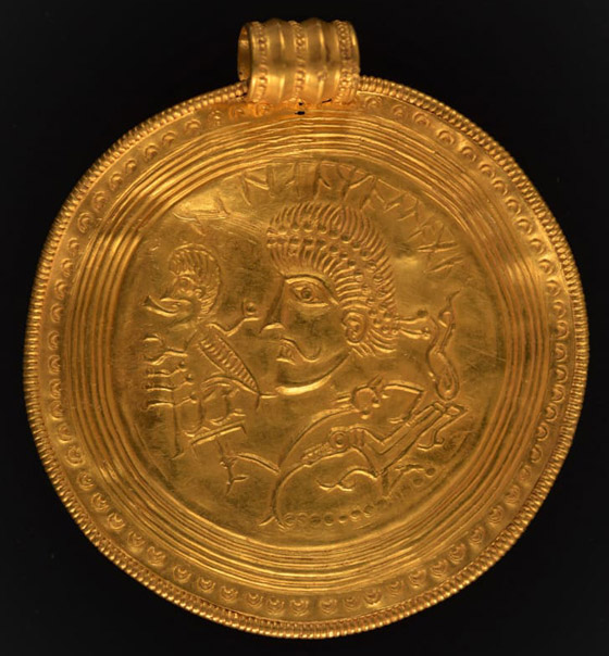 عمره 1500 عام.. باحث يعثر على كنز ذهبي ليس له مثيل بالصدفة! صورة رقم 5