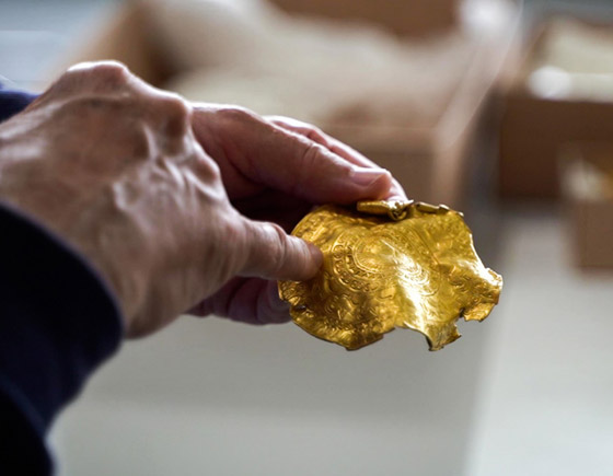عمره 1500 عام.. باحث يعثر على كنز ذهبي ليس له مثيل بالصدفة! صورة رقم 8