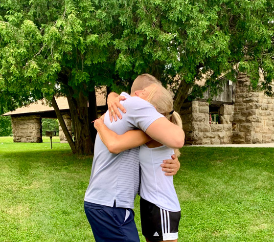 بعد ان تخلت عن ابنها وسلمته للتبني، ام تجتمع مع ابنها بالصدفة بعد 30 عاما صورة رقم 1