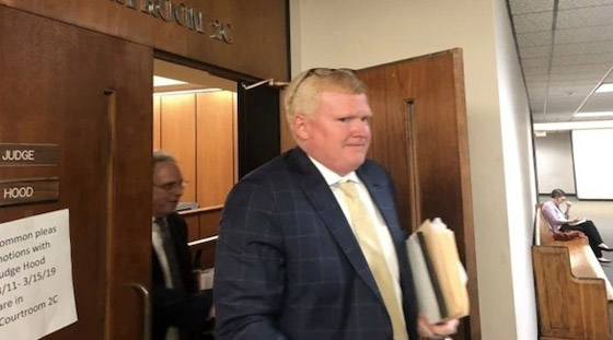 يستأجر قاتلاً يطلق عليه الرصاص من أجل أموال التأمين صورة رقم 1