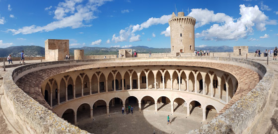 أجمل 10 قصور وقلاع في أوروبا.. لتجربة مستوحاة من القصص الخيالية صورة رقم 8