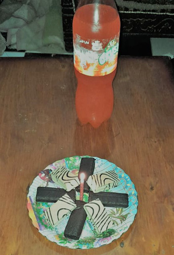 شهامة المصريين: أب فقير يصنع لابنته تورتة بسيطة ورد فعل الغرباء خيالي ومؤثر! صور صورة رقم 1 شهامة المصريين: أب فقير يصنع لابنته تورتة بسيطة ورد فعل الغرباء خيالي ومؤثر! صور صورة رقم 1