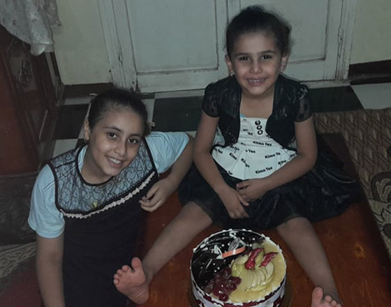 شهامة المصريين: أب فقير يصنع لابنته تورتة بسيطة ورد فعل الغرباء خيالي ومؤثر! صور صورة رقم 6 شهامة المصريين: أب فقير يصنع لابنته تورتة بسيطة ورد فعل الغرباء خيالي ومؤثر! صور صورة رقم 6