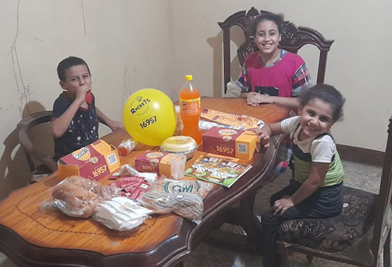 شهامة المصريين: أب فقير يصنع لابنته تورتة بسيطة ورد فعل الغرباء خيالي ومؤثر! صور صورة رقم 7 شهامة المصريين: أب فقير يصنع لابنته تورتة بسيطة ورد فعل الغرباء خيالي ومؤثر! صور صورة رقم 7