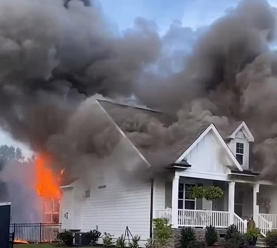 يتقدم للزواج من حبيبته أمام منزلهما المحترق صورة رقم 2