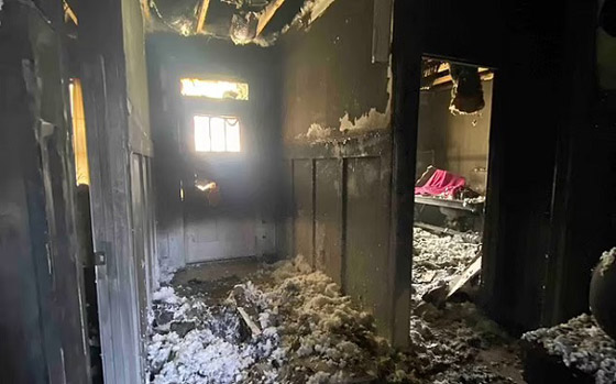 يتقدم للزواج من حبيبته أمام منزلهما المحترق صورة رقم 3