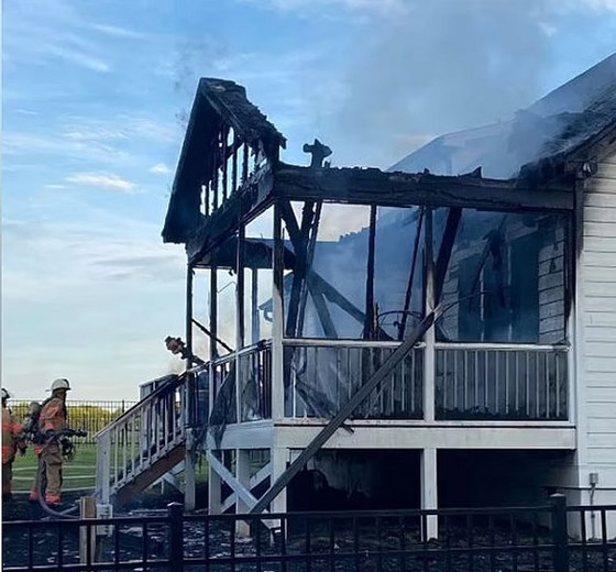 يتقدم للزواج من حبيبته أمام منزلهما المحترق صورة رقم 4