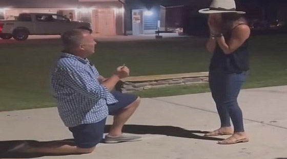 يتقدم للزواج من حبيبته أمام منزلهما المحترق صورة رقم 1