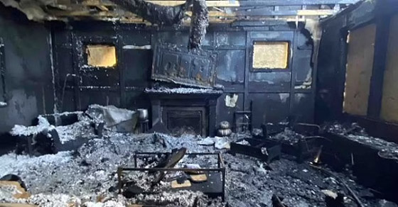 يتقدم للزواج من حبيبته أمام منزلهما المحترق صورة رقم 5