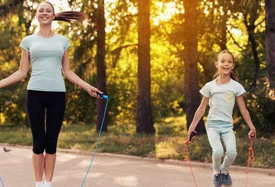 أم تجبر طفلتها على نط الحبل 3000 مرة يوميًا لسبب غريب! صورة رقم 1