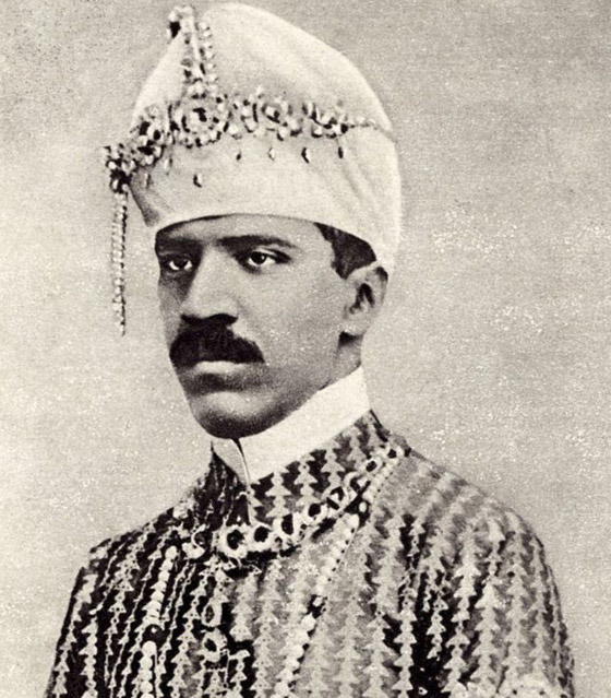 الرجل الذي كان يحيك جواربه ولا يغير عمامته رغم أنه كان الأغنى بالعالم صورة رقم 1