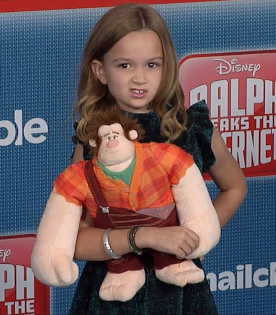 بعد شهرتها بسبب نظرتها الغريبة.. بيع فيديو لطفلة أمريكية بمبلغ كبير صورة رقم 4