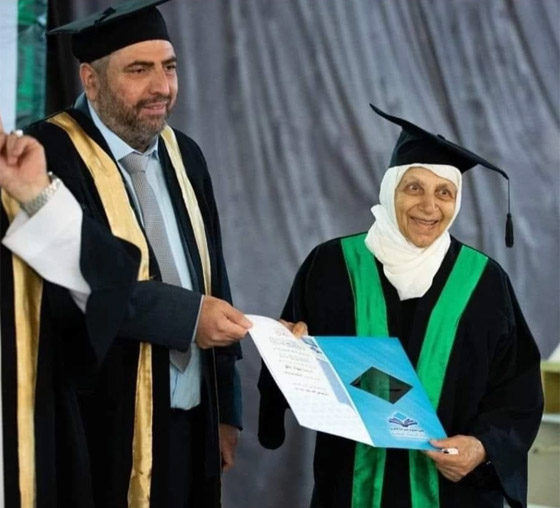 حدث مذهل بفلسطين.. حققت حلم التخرج من الجامعة وهي بعمر الـ85 صورة رقم 4 حدث مذهل بفلسطين.. حققت حلم التخرج من الجامعة وهي بعمر الـ85 صورة رقم 4