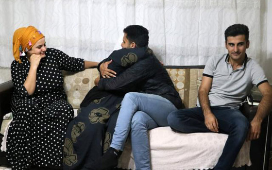 لقاء مؤثر بين أم وابنها بعد 33 عاما من الفراق بعدما تخلى عنه والده! فيديو صورة رقم 4 لقاء مؤثر بين أم وابنها بعد 33 عاما من الفراق بعدما تخلى عنه والده! فيديو صورة رقم 4
