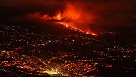 حمم بركان لا بالما تصل للمحيط الأطلسي ومخاوف من انبعاث غازات سامة صورة رقم 8 حمم بركان لا بالما تصل للمحيط الأطلسي ومخاوف من انبعاث غازات سامة صورة رقم 8
