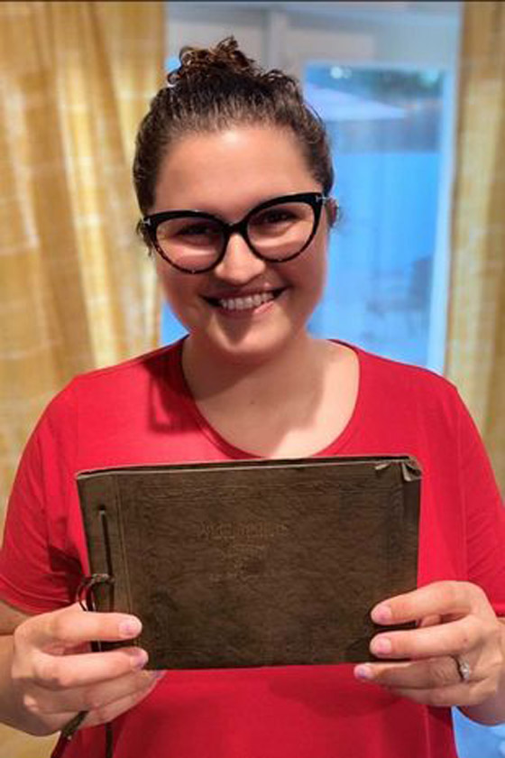 تعثر على أقارب لها بعدما اشترت ألبوم صور قديم صورة رقم 3