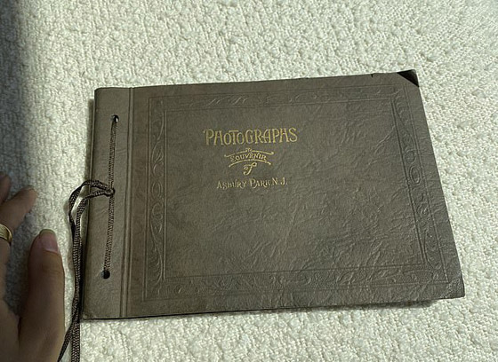 تعثر على أقارب لها بعدما اشترت ألبوم صور قديم صورة رقم 6