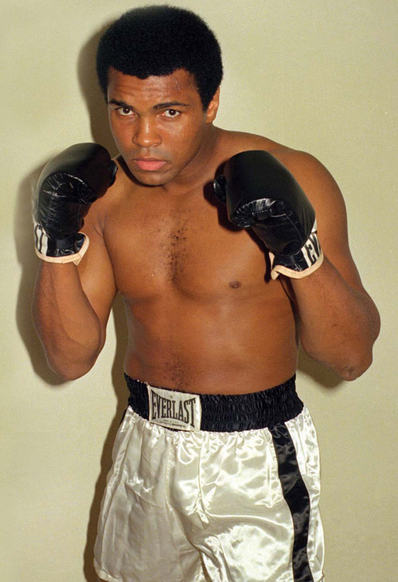 صور: لوحات للملاكم محمد علي تباع بالمزاد.. رسم بعضها بين مبارياته صورة رقم 15