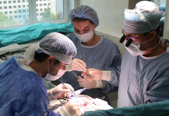 أغرب عملية جراحية.. أطباء يعثرون على مسامير وبراغي في معدة مريض! صورة رقم 2