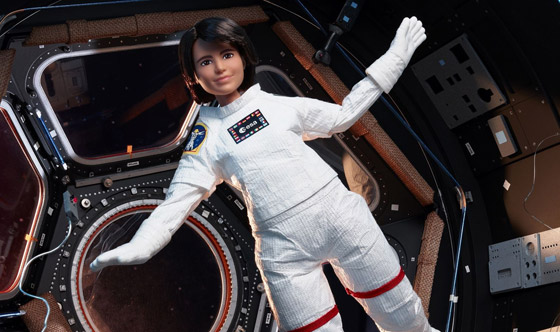 بالصور: الدمية باربي رائدة فضاء في رحلة جوية حيث تنعدم الجاذبية صورة رقم 2