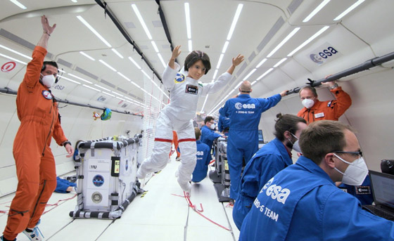 بالصور: الدمية باربي رائدة فضاء في رحلة جوية حيث تنعدم الجاذبية صورة رقم 4