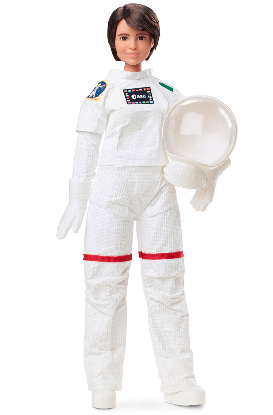 بالصور: الدمية باربي رائدة فضاء في رحلة جوية حيث تنعدم الجاذبية صورة رقم 5