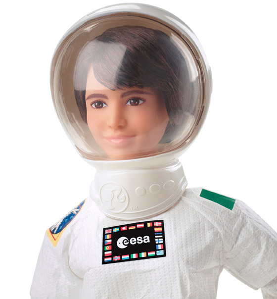 بالصور: الدمية باربي رائدة فضاء في رحلة جوية حيث تنعدم الجاذبية صورة رقم 6