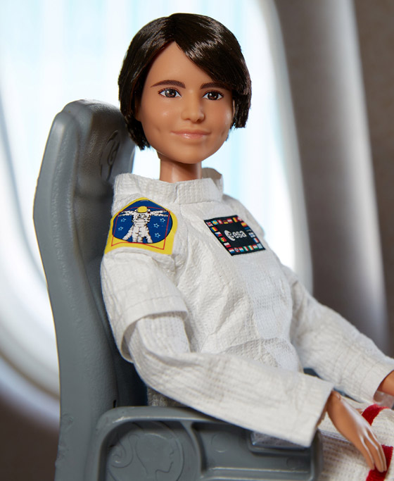 بالصور: الدمية باربي رائدة فضاء في رحلة جوية حيث تنعدم الجاذبية صورة رقم 7