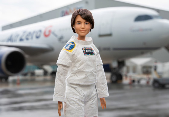 بالصور: الدمية باربي رائدة فضاء في رحلة جوية حيث تنعدم الجاذبية صورة رقم 8