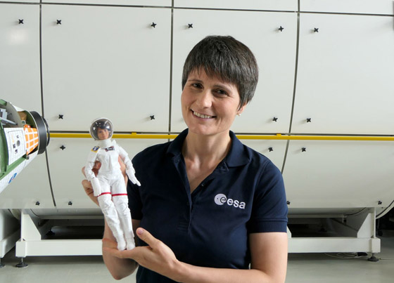 بالصور: الدمية باربي رائدة فضاء في رحلة جوية حيث تنعدم الجاذبية صورة رقم 11