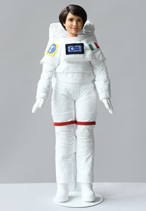 بالصور: الدمية باربي رائدة فضاء في رحلة جوية حيث تنعدم الجاذبية صورة رقم 12