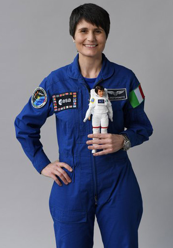 بالصور: الدمية باربي رائدة فضاء في رحلة جوية حيث تنعدم الجاذبية صورة رقم 16