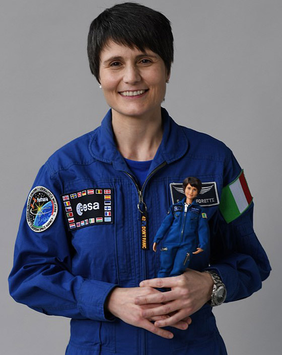 بالصور: الدمية باربي رائدة فضاء في رحلة جوية حيث تنعدم الجاذبية صورة رقم 17