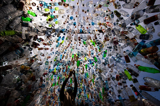 متحف من النفايات البلاستيكية يسلط الضوء على أزمة المحيطات.. صور صورة رقم 11