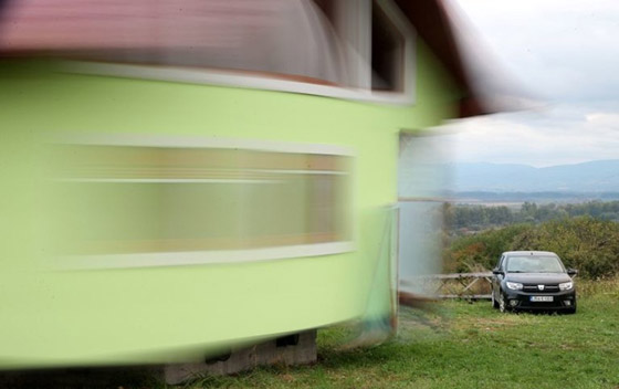 رجل يبني لزوجته منزلا دوارا في 6 سنوات والسبب غريب! صورة رقم 3