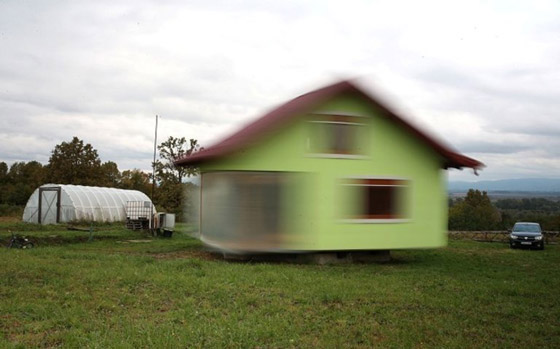 رجل يبني لزوجته منزلا دوارا في 6 سنوات والسبب غريب! صورة رقم 4