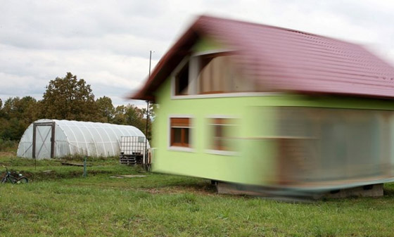 رجل يبني لزوجته منزلا دوارا في 6 سنوات والسبب غريب! صورة رقم 6