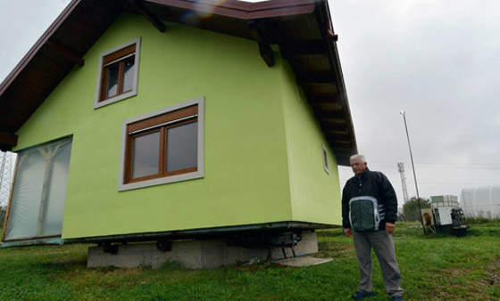 رجل يبني لزوجته منزلا دوارا في 6 سنوات والسبب غريب! صورة رقم 7