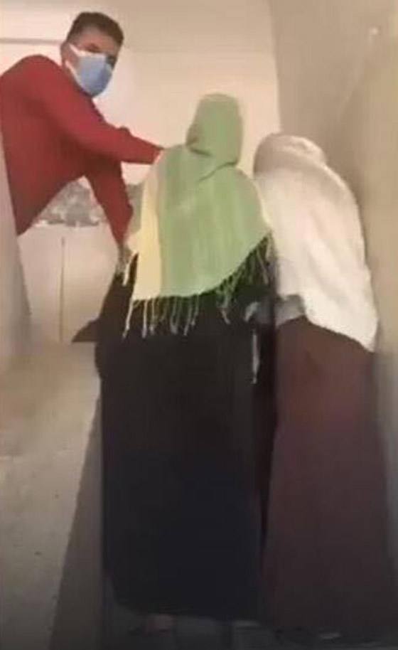 فيديو أثار الغضب الشديد: ضرب وسحل دكتورة صيدلانية مصرية لعدم لبسها الحجاب! صورة رقم 2 فيديو أثار الغضب الشديد: ضرب وسحل دكتورة صيدلانية مصرية لعدم لبسها الحجاب! صورة رقم 2