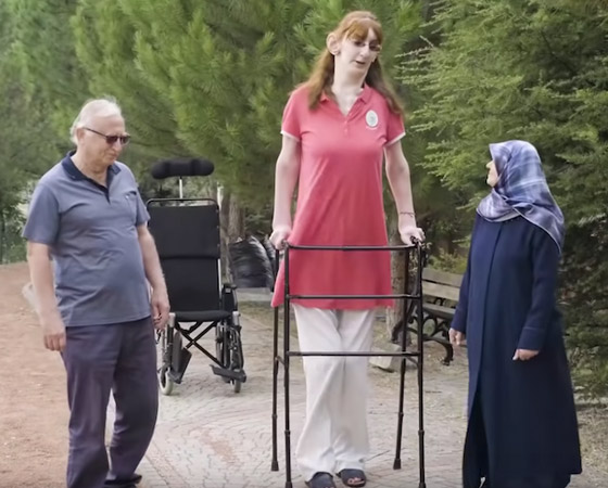 تركية تدخل موسوعة غينيس كأطول امرأة في العالم، ورسالتها: تقبلوا أنفسكم! صورة رقم 7