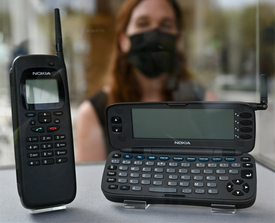 وزنه 400غ، وسعره 800 دولار.. تعرفوا إلى أول هاتف ذكي في العالم! صورة رقم 1