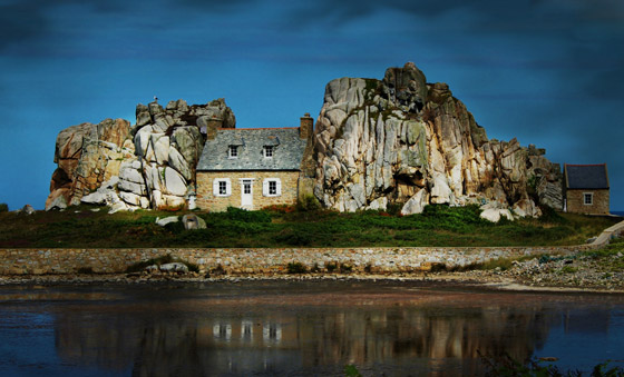 صور: منزل غريب بين صخرتين عملاقتين يخطف أنظار السائحين في فرنسا صورة رقم 2