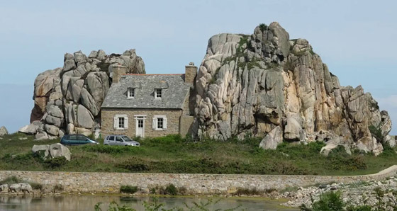صور: منزل غريب بين صخرتين عملاقتين يخطف أنظار السائحين في فرنسا صورة رقم 3