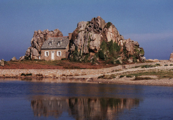 صور: منزل غريب بين صخرتين عملاقتين يخطف أنظار السائحين في فرنسا صورة رقم 4