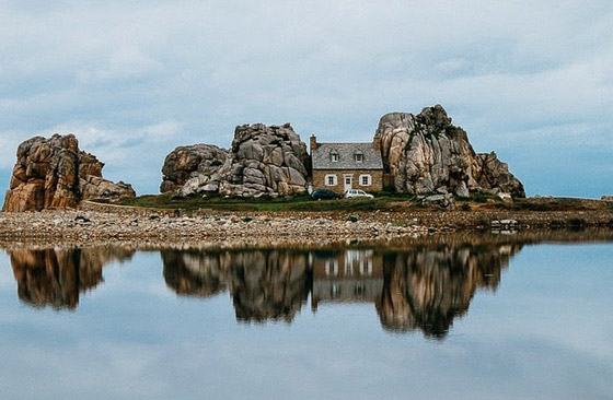 صور: منزل غريب بين صخرتين عملاقتين يخطف أنظار السائحين في فرنسا صورة رقم 6