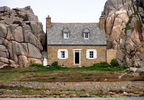 صور: منزل غريب بين صخرتين عملاقتين يخطف أنظار السائحين في فرنسا صورة رقم 7