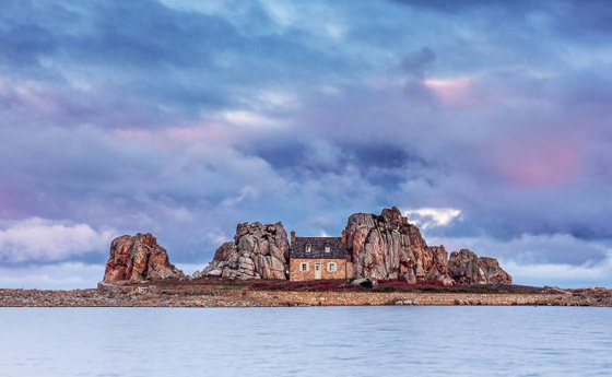 صور: منزل غريب بين صخرتين عملاقتين يخطف أنظار السائحين في فرنسا صورة رقم 8