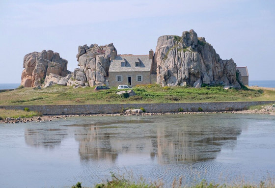 صور: منزل غريب بين صخرتين عملاقتين يخطف أنظار السائحين في فرنسا صورة رقم 9