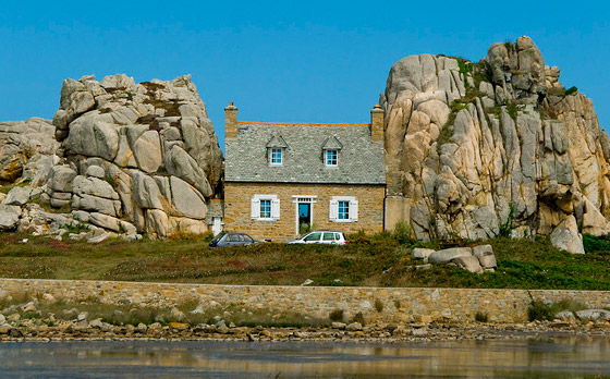 صور: منزل غريب بين صخرتين عملاقتين يخطف أنظار السائحين في فرنسا صورة رقم 10