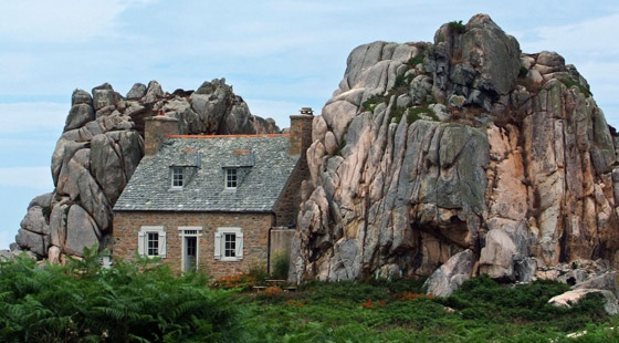 صور: منزل غريب بين صخرتين عملاقتين يخطف أنظار السائحين في فرنسا صورة رقم 11